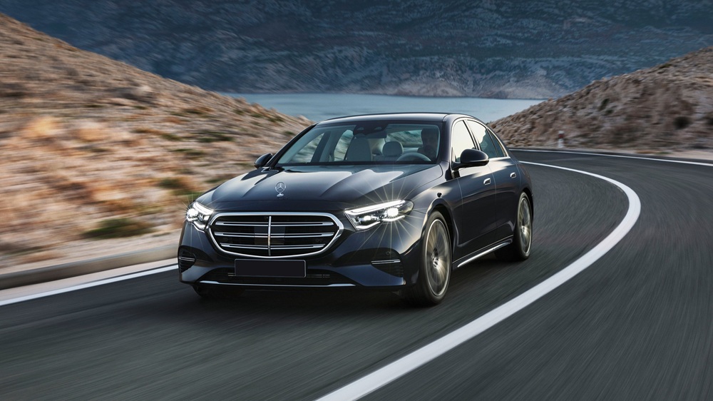 Saigon Airport Limo Service Mercedes Benz Mercedes-Benz E-Class sedan with chauffeur service in Ho Chi Minh City.