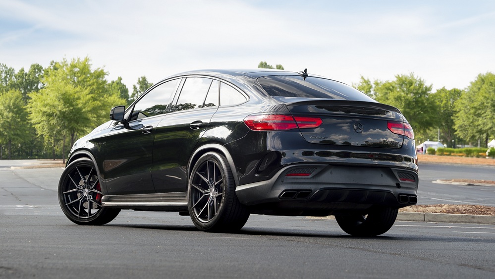 Luxury Airport Transfer Saigon Mercedes Benz Elegant Mercedes-Benz GLE SUV for executive transportation services.
