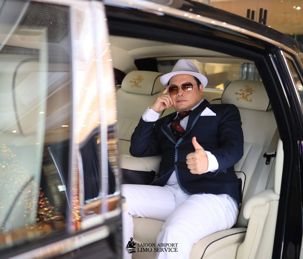 Saigon Airport Limo: Executive Airport Transfers with Mercedes-B Professional chauffeur assisting a business traveler exiting a luxury limo at the airport for a seamless Saigon Airport Limo transfer in Ho Chi Minh City.